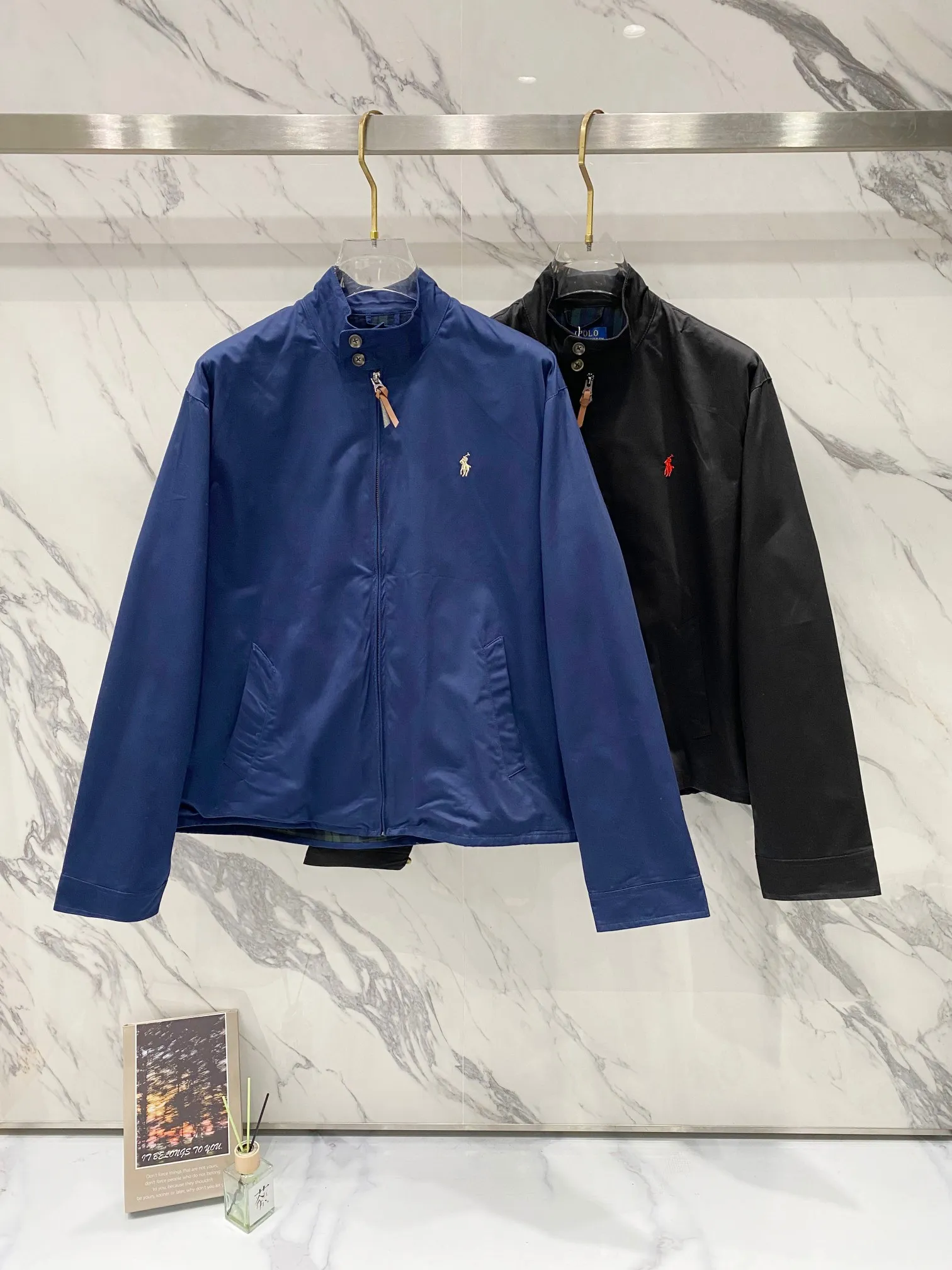 P290 -Ralph Lauren/Ralph Lauren classic three-color men's and women's old cadre zipper stand collar jacket - the same style as Yi Mengling. Recommended by many fashion bloggers, the Harrington jacket's lapel zipper windproof design perfectly blends casual style and street trend elements, and is very suitable for neutral wear. The fabric texture of the jacket is excellent and comfortable to wear. It is a very versatile and trendy jacket. Original development, 100% pure cotton fabric, exquisite embroidery, evergreen style for all seasons, feel free to buy it, retro will never go out of style!  Color: Black Navy Khaki Size: /M/L/XL M: Shoulder Width 52, Clothing Length 70, Bust 122 Sleeve Length 66 L: Shoulder Width 53, Clothing Length 72, Bust 126 Sleeve Length 67.5 XL: Shoulder Width 54, Clothing Length 74, Bust 130 Sleeve Length 69